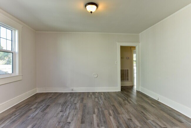 Building Photo - Super Cute Bungalow