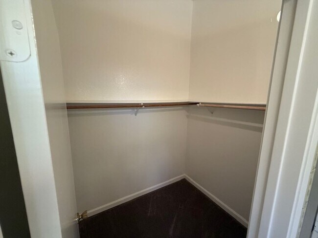 Building Photo - 512 Toyon Pl