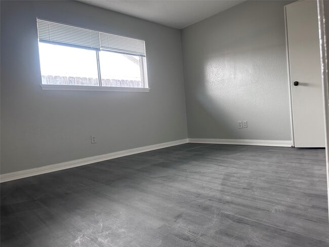 Building Photo - 13611 Fernhill Dr