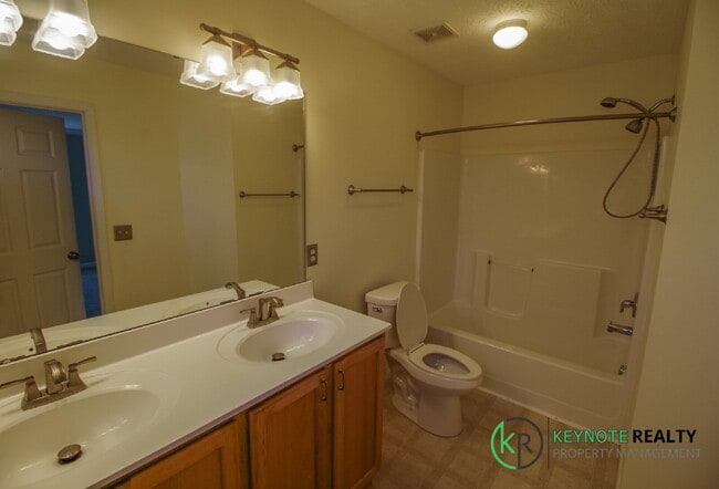 Building Photo - Gorgeous 3 Bedroom, 3 Bathroom Home Availa...