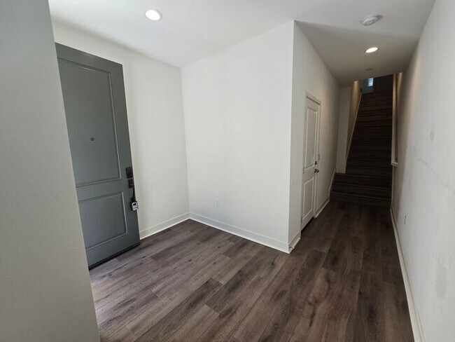 Building Photo - Modern Oceanside Home with Spacious Layout in a Desirable Community