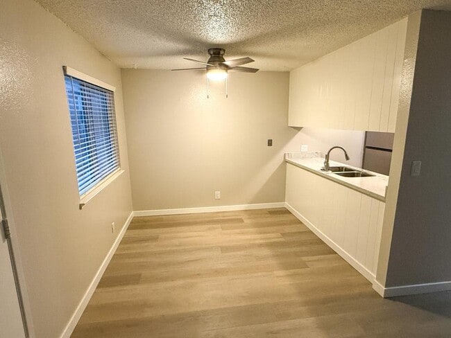 Building Photo - 2004 Ahern St