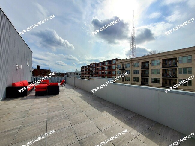 Building Photo - 3001 Gillham Rd