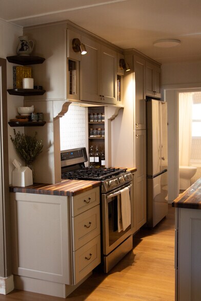 Building Photo - 170 N Arnaz St