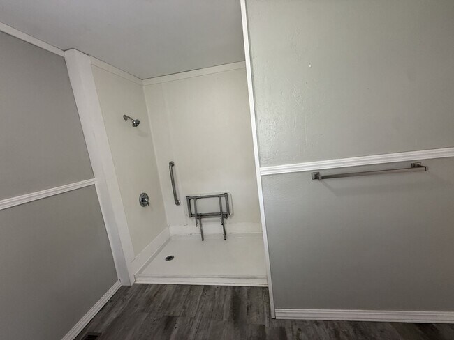 Building Photo - 2 Bed House w/ Ramp Access and Fenced in Back Yard + Walk In Shower