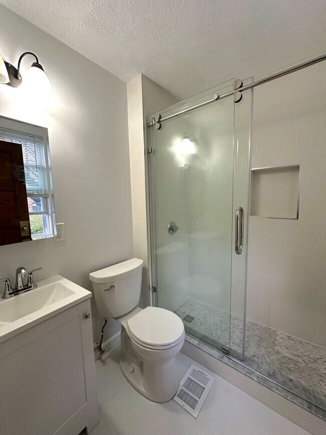 Building Photo - Charming 1-Bedroom in Cleveland Circle