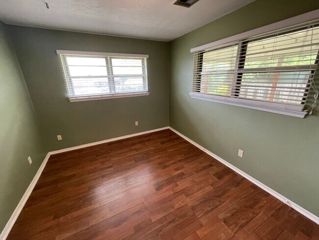 Building Photo - 4 bed 2 bath 2 car, Great Character and st...