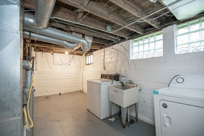 Building Photo - 3-BED, 1 BATH BEAUTIFUL SINGLE- FAMILY HOME IN MAPLE HEIGHTS!