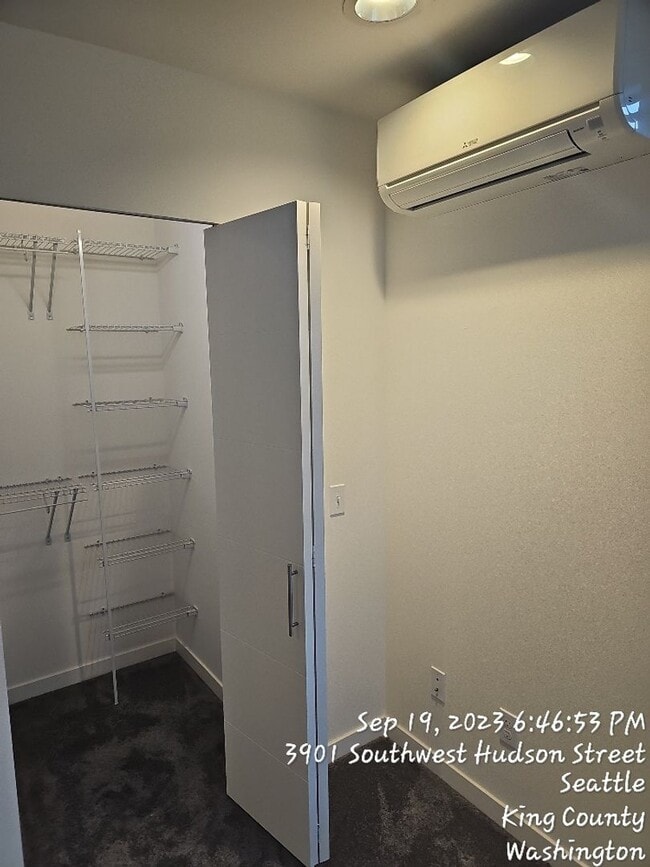 Building Photo - West Seattle townhome - 3 bedroom 3.5 bath...