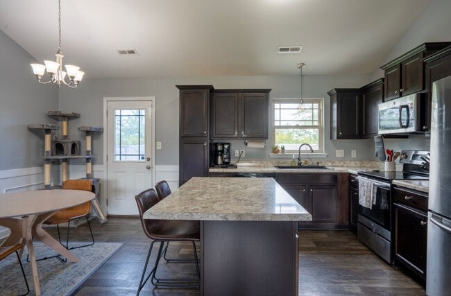 Building Photo - 3 Bedroom, 2 bath beautiful home - Bridgeport Community Sneads Ferry