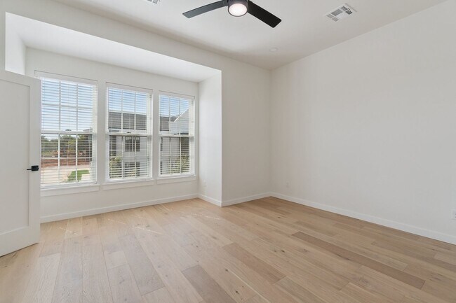 Building Photo - Townhome 2 bed 2.5 bath "The Mid-Mod" in the Heart of Selah