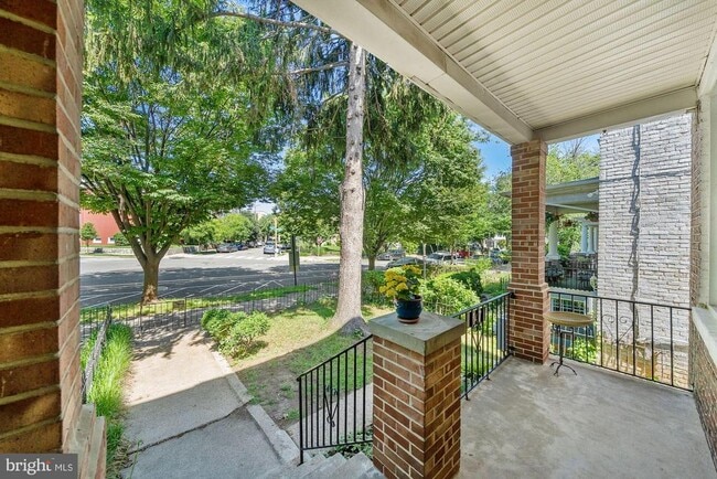 Building Photo - 747 Kentucky Ave SE