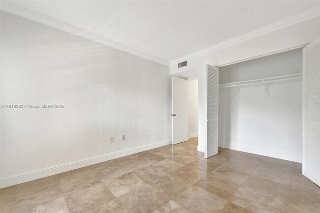 Building Photo - 6890 N Kendall Dr