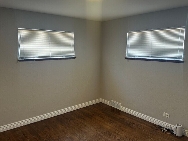 Building Photo - Fantastic 4 Bed 2 Bath 2 living rooms - Available 4/10/26