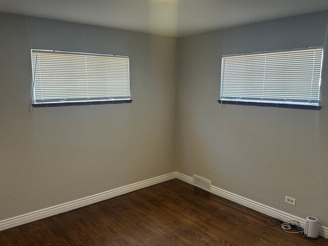 Building Photo - Fantastic 4 Bed 2 Bath 2 living rooms - Available NOW!