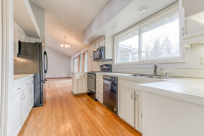 Building Photo - Custom 4BD Salmon Creek Home!