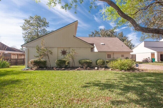 Building Photo - 2218 Green Tee Dr
