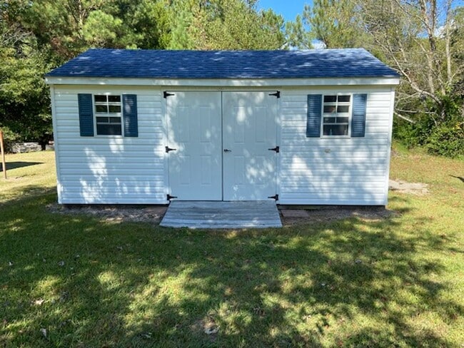 Building Photo - Rural & Adorable Rancher for Rent on large lot!