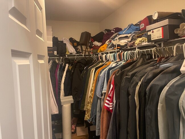 Building Photo - 6400 N Northwest Hwy