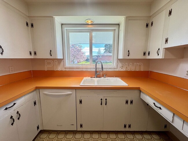 Building Photo - 6999 SE Norbert Dr