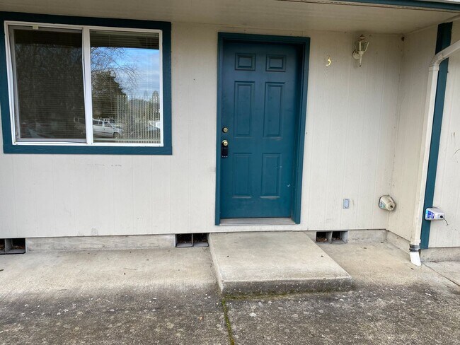 Building Photo - Remodeled 2 Bed 1.5 bath Springfield apartment