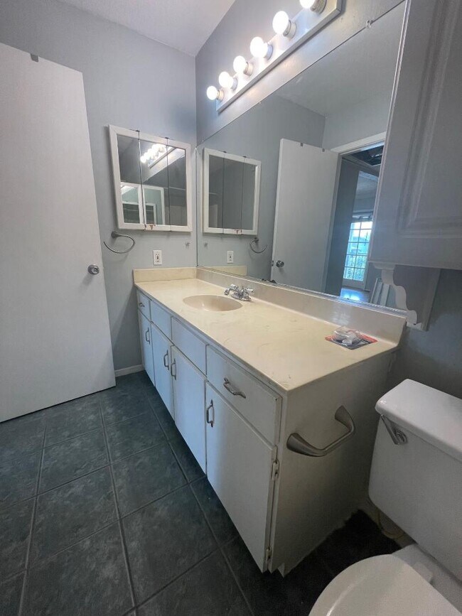 Building Photo - 910 Duncan Ln