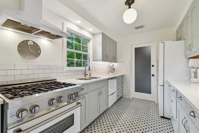 Building Photo - 145 24th Ave SE