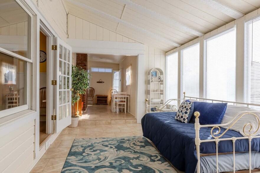 Building Photo - 640 S Columbia St