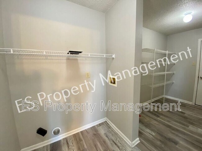 Building Photo - 2180 Shadowbrook Dr