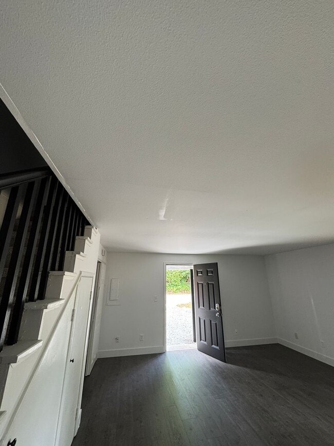Building Photo - Spacious Two Story (2BR/1BA) Home with Lar...