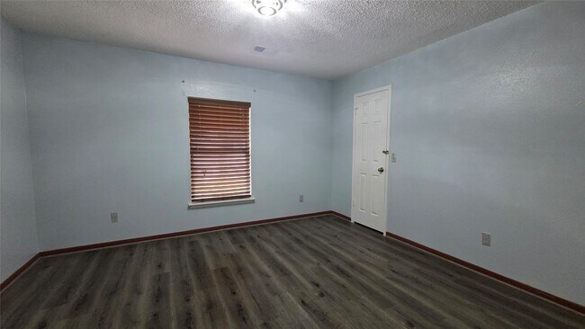 Building Photo - 15006 Delbarton Dr