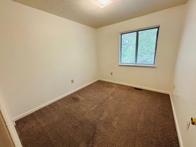 Building Photo - 931 Lora Ln