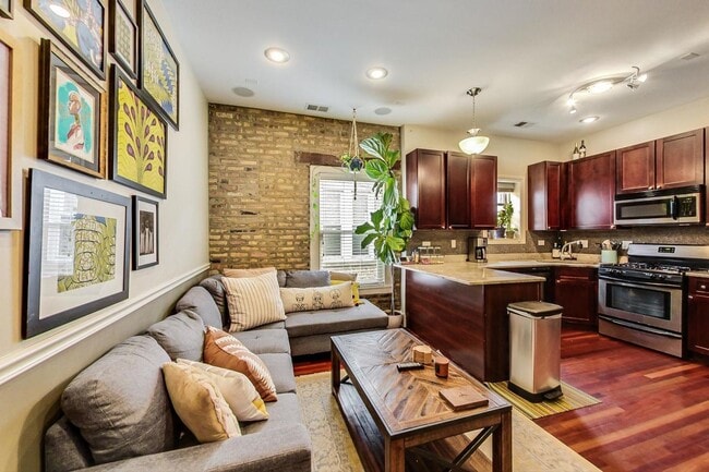 Building Photo - 5121 N Kenmore Ave