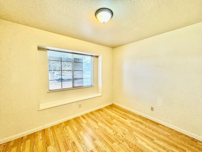 Building Photo - REDUCED!!  Great Location in College Green...