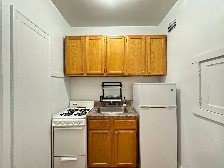 Building Photo - 2536 N Sawyer Ave