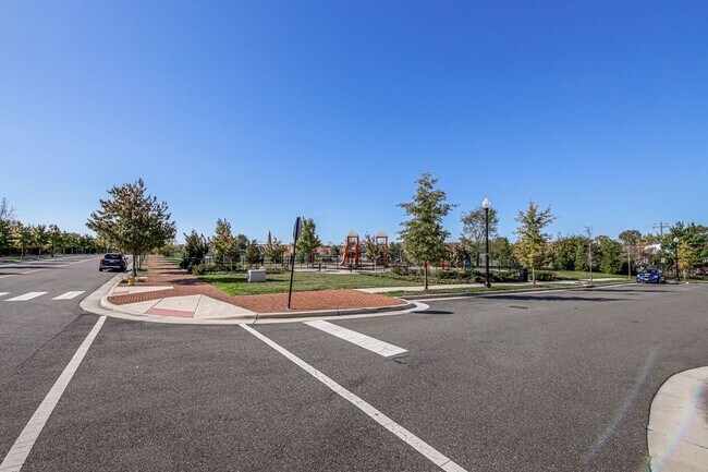 Building Photo - Updated 3br/2.5ba Condo Townhome Alexandria Walk to Metro