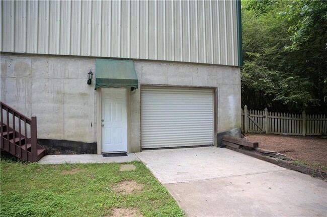 Building Photo - 3830 Mathis Airpark Rd Rd
