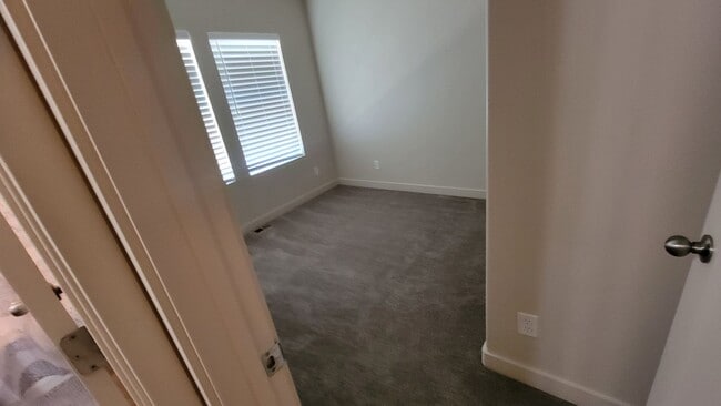 Building Photo - Single Male Bedroom in Like New - Edgewate...