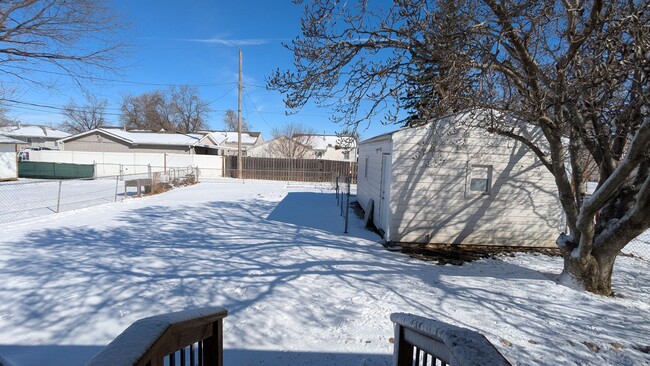 Building Photo - 3-bed with fenced back yard and garage