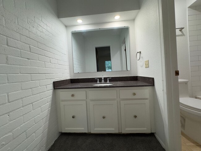 Building Photo - $500 OFF MOVE IN SPECIAL | Cozy Townhome in Quail Creek 2/2.5/2 Car Garage