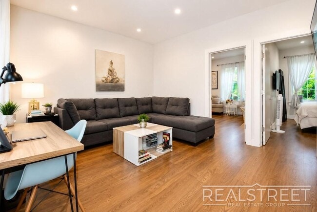 Floorplan - 863 Knickerbocker