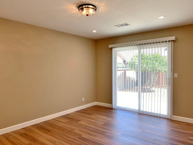Building Photo - 900 Apricot Ln