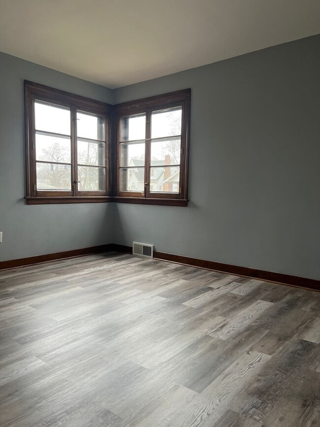 Building Photo - 3 Bedroom 2 Bathroom House in Lansing !!!!...
