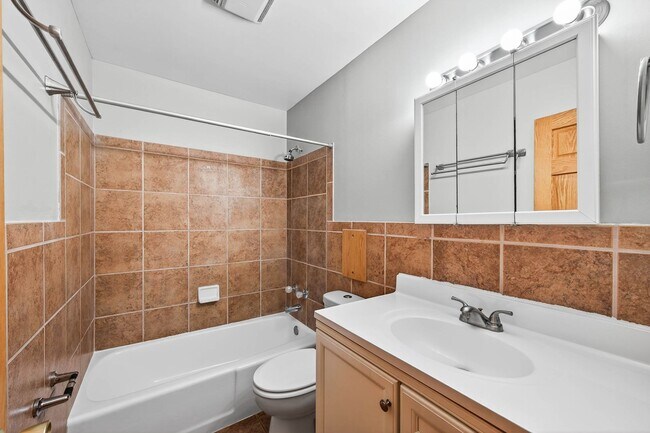 Building Photo - Updated Spacious 2BR/1 Bath Apartment Avai...