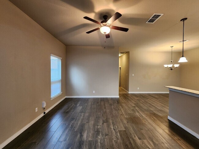 Building Photo - 3/2/2  Located between New Braunfels & Seguin / Fridge Included /  Fenced Backyard / CISD