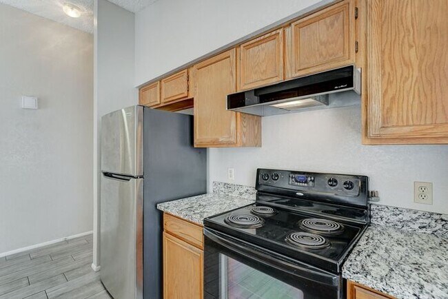 Building Photo - READY TO VIEW NOW! Recently Renovated 2bed/2bath Townhouse in Peoria!