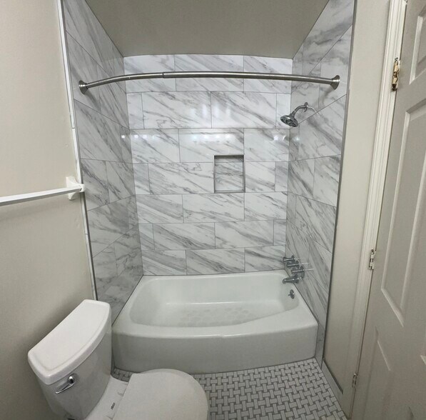 bathroom - 2118 Acklen Ave