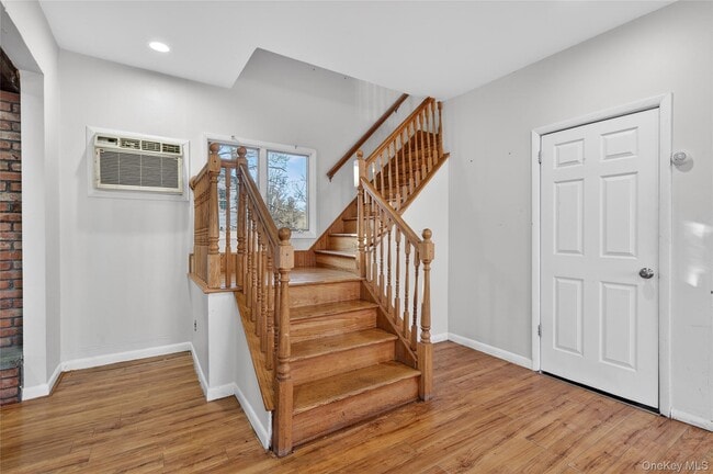 Building Photo - 32 Quaker Hill Rd