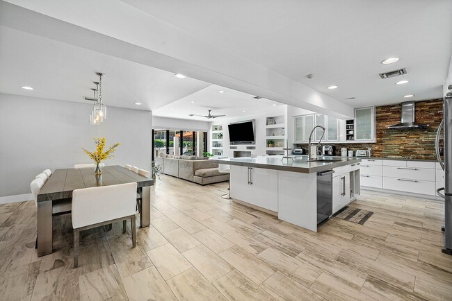 Building Photo - 740 NE 36th St