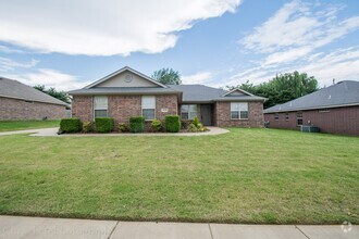 Building Photo - Great Location near UA bus route! Summer m...